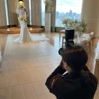 挙式の前に撮影してもらえます。部屋でも撮影してもらえます。
