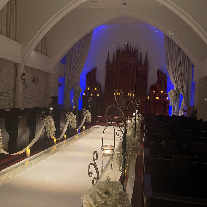 チャペルです
星空のようなライトがあてられます