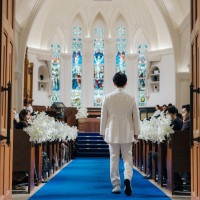 挙式で新郎の入場の後ろ姿