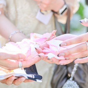 ゲストがフラワーシャワーを待つ様子|726099さんのアニヴェルセル ヒルズ横浜の写真(2621239)