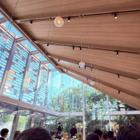 天井も高く広々して、ガラスから差し込む自然の光で明るい空間に