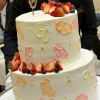 花柄のペイントケーキにフルーツのせて可愛いウエディングケーキ