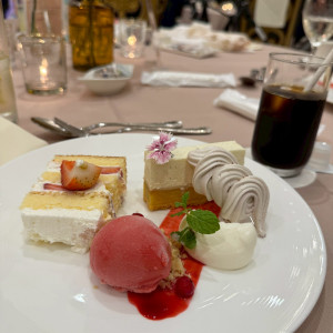 ウエディングケーキのデザートプレートは華やかな盛り付けで豪華|726145さんのアーセンティア迎賓館(高崎)/テイクアンドギヴ・ニーズウェディングの写真(2545239)