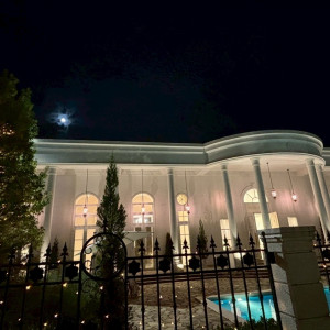 夜のホワイトハウスも光っていて綺麗|726145さんのアーセンティア迎賓館(高崎)/テイクアンドギヴ・ニーズウェディングの写真(2545238)