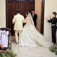 挙式会場から退場する新郎新婦✨