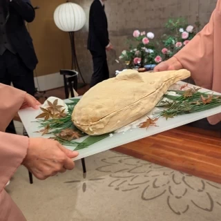 ケーキ入刀の代わりに鯛の塩釜焼き開きをしました。