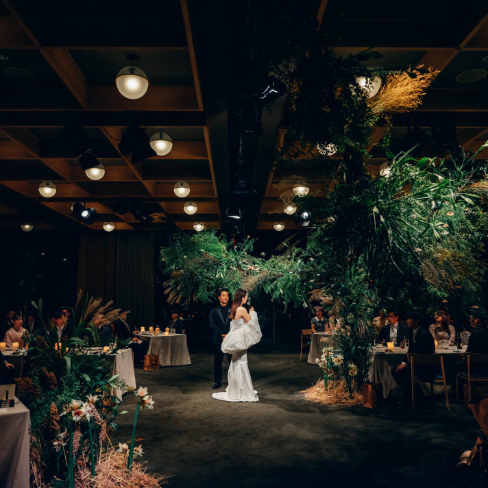 夜の幻想的な雰囲気の披露宴会場
