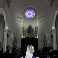 チャペルと新郎新婦