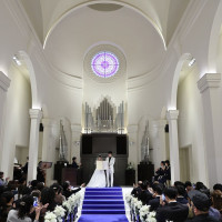 チャペルと新郎新婦
