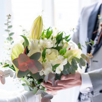 ブーケと新郎新婦