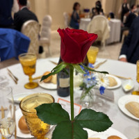 ローズセレモニーで用いた各テーブルに配ったバラの花