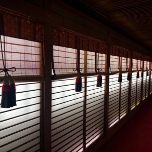 回廊(雨天時の参進)|726664さんの東郷神社／原宿 東郷記念館の写真(2299536)