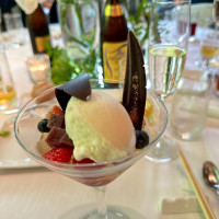 和三盆のアイスとびわ蜜ジュレ
ベリー系の羊羹添え