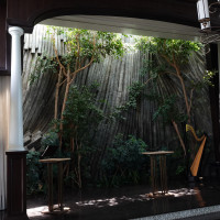 陽光の差し具合で雰囲気が変わる挙式会場