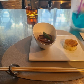 味噌ベースのソースをかけたフォアグラ