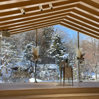 雪が積もる庭園と、木のチャペルがとても合っていました。