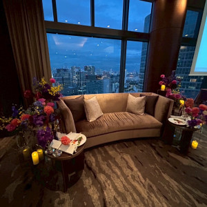 ソファまわり装花(ナイト)|727032さんのストリングスホテル東京インターコンチネンタルの写真(2547164)