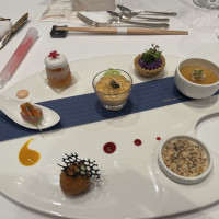 前菜です。一つのプレートに様々な料理があり美味しかったです。