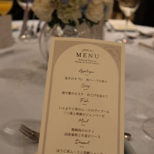 メニュー表とゲストのテーブル|727145さんのラグナスイート 新横浜 ホテル＆ウェディングの写真(2302307)