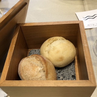 あたたかいパンが木箱に入っていていました。