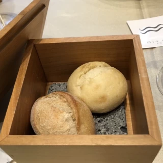 あたたかいパンが木箱に入っていていました。