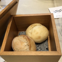 あたたかいパンが木箱に入っていていました。