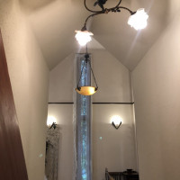 控室の扉を開けてすぐの目線です。三角になった天井も可愛い。
