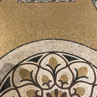 チャペル扉前のタイルです。