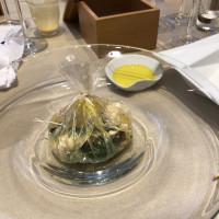 自分で紐をほどくスタイルの料理。