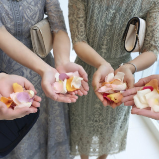 フラワーシャワー前の友人の写真