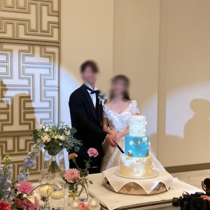 ブルーとホワイトのおしゃれなウェディングケーキ|727291さんのリーセントカルチャーホテル/FIVESTAR WEDDINGの写真(2305753)