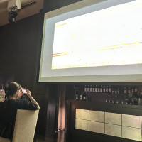 プロフィールムービーは2箇所、両サイドに