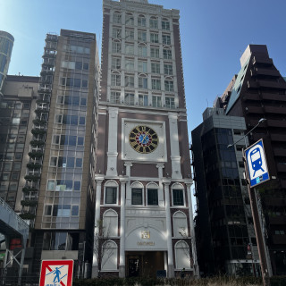 駅からすぐ見える外観