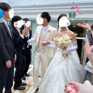 正面階段からあがってきてのフラワーシャワー|727615さんのアールベルアンジェ名古屋の写真(2420328)