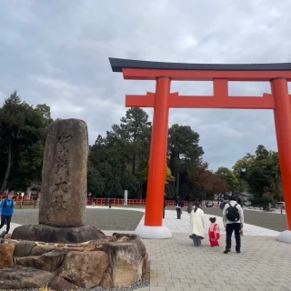 川を渡って最初に見える場所。写真は秋で七五三で賑ってました。