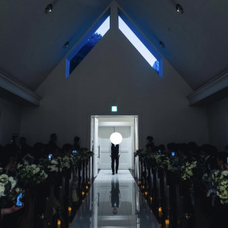 新郎入場。照明を落とすと引き締まった雰囲気になります。