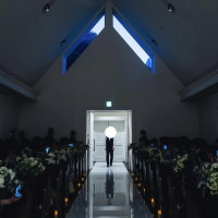 新郎入場。照明を落とすと引き締まった雰囲気になります。