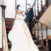 披露宴入場前に階段で撮影。