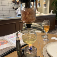 シメのダシ茶漬けの出汁。専用の機械で抽出します