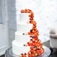 前面にいちごが集まっているケーキ。