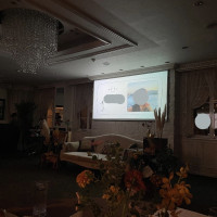 プロフィールムービー。画面が2つあり、どこからでも見やすい