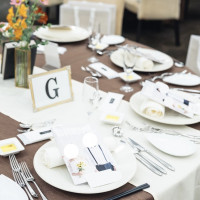 ブラウンのクロスにアイボリーのランナーを敷きました