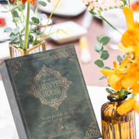 ゲストへの手紙を入れた、ブック型の箱。100円ショップです