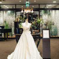 新婦が着たウェディングドレス。送賓時に飾られます。