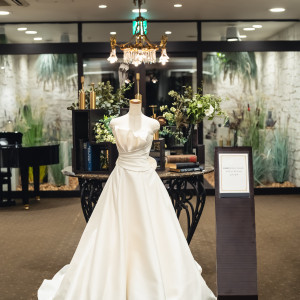 新婦が着たウェディングドレス。送賓時に飾られます。|728191さんの定禅寺ガーデンヒルズ迎賓館/FIVESTAR WEDDINGの写真(2590644)