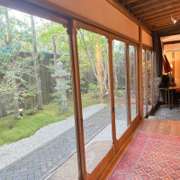 披露宴の庭、ここから新郎新婦が入場