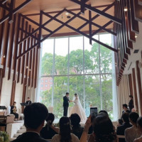 天気は曇りでしたが、それでも光が入り明るい中で挙式することが