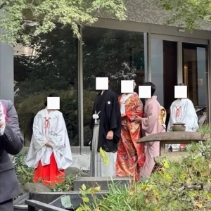 新郎新婦が巫女さんに挟まれて入場する|728371さんの浮月楼の写真(2312797)