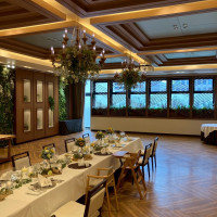 披露宴会場が全体的に⾃然と緑がいっぱいで良い雰囲気