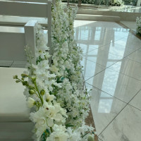 バージンロードの側の花も統一感があって綺麗
